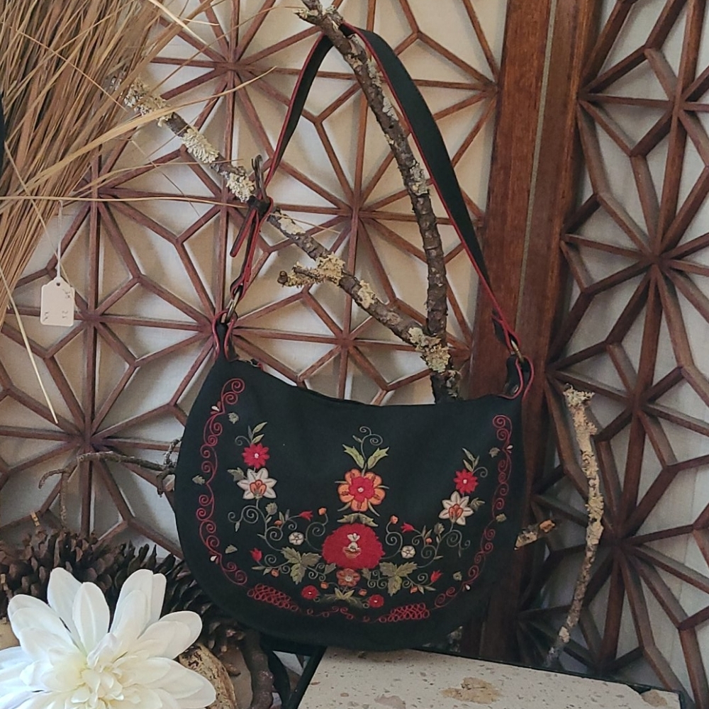 BEAUTIFUL BLACK EMBROIDERED ZIP TOP HANDBAG.MULTI